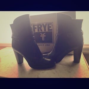 Frye Laurie short black boot